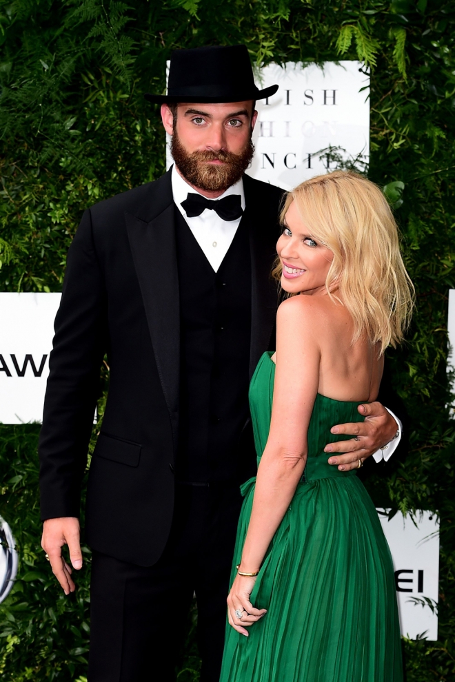 Joshue Sasse y Kylie Minogue, todo sonrisas