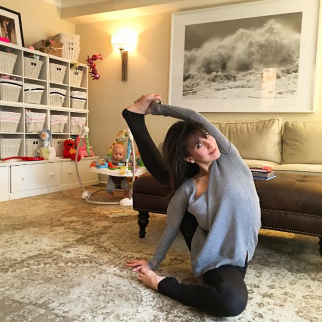 Hilaria Baldwin, posturas de yoga con sus bebés