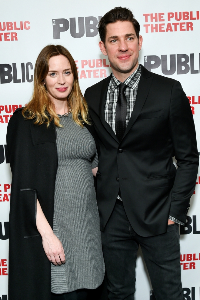 Emily Blunt, una embarazada muy natural junto a su marido