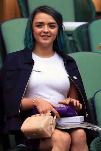 Pelo de colores: Maisie Williams, todo al azul