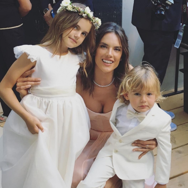 Alessandra Ambrosio, con sus hijos en la boda de Ana Beatriz Barros