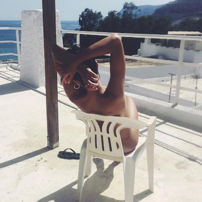 Verónica Echegui, desnuda tomando el sol