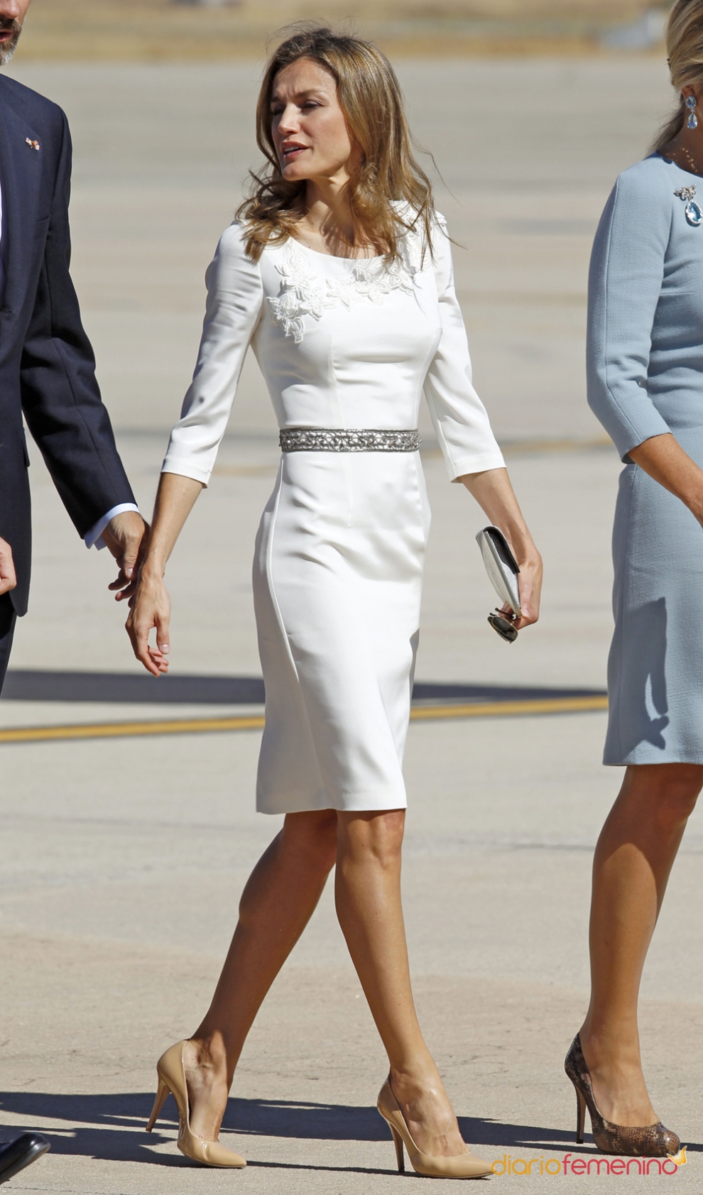 204124-la-reina-letizia-triunfante-con-un-vestido-blanco-adornado-con-un-cinturon.jpg