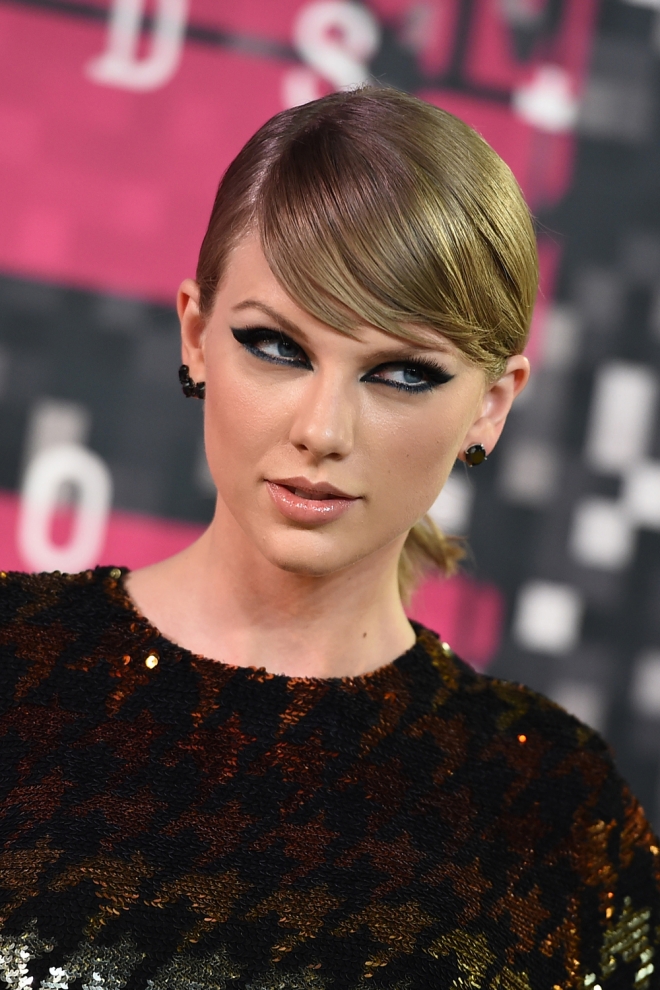 Maquillaje de ojos azule de famosas: Taylor Swift