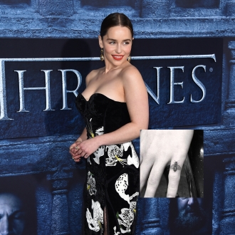 Tatuajes en el dedo: la abeja de Emilia Clarke