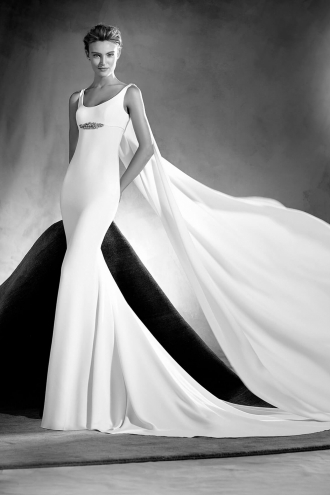 Pronovias y sus vestidos con capas, ideales para novias como Dulceida