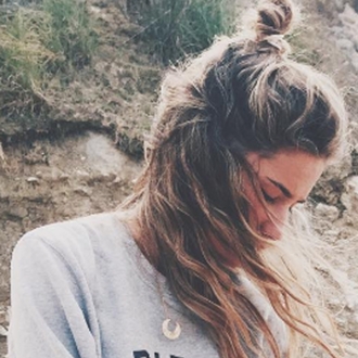 Maria Pombo, moño con estilo surfero