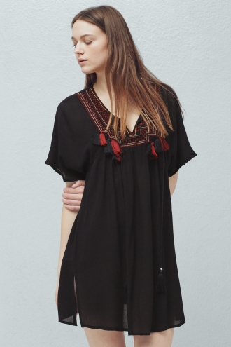 Un vestido de MANGO muy bohemio para verano en negro