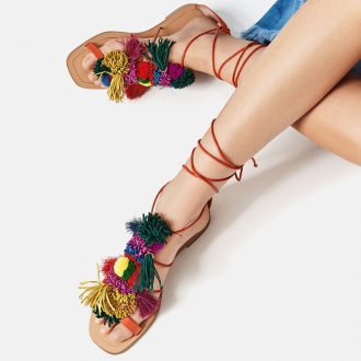 Sandalias con pompones: Zara