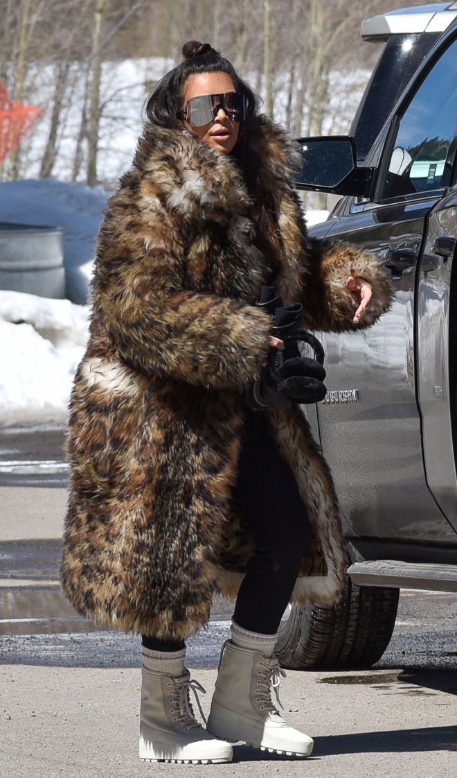 Looks terribles de Kim Kardashian: un abrigo de leopardo para esquiar