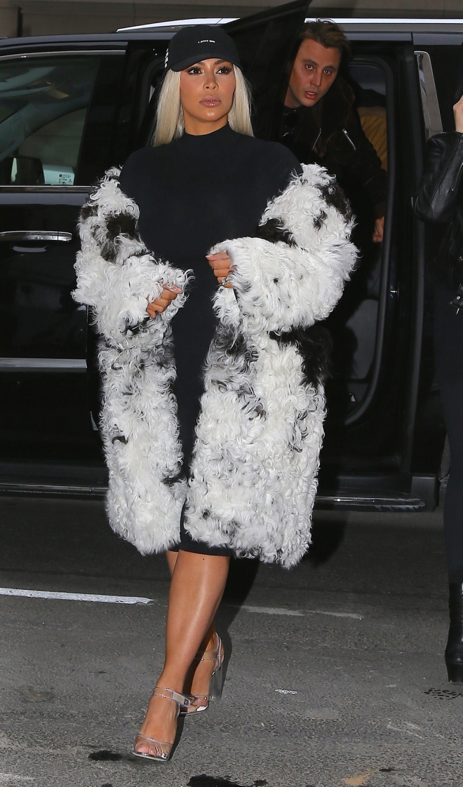 Looks terribles de Kim Kardashian: un abrigo criminal para salir a la calle
