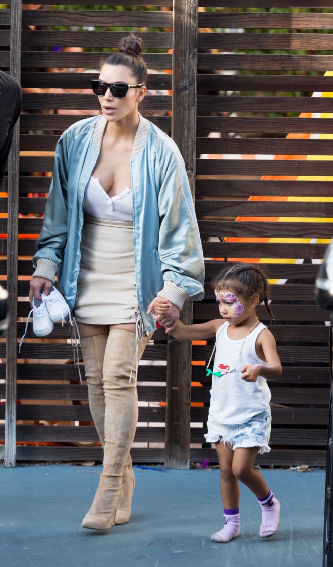 Looks terribles de Kim Kardashian: capas y capas de ropa