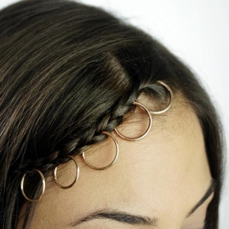 Hair Rings: Trenza y anillos en el flequillo