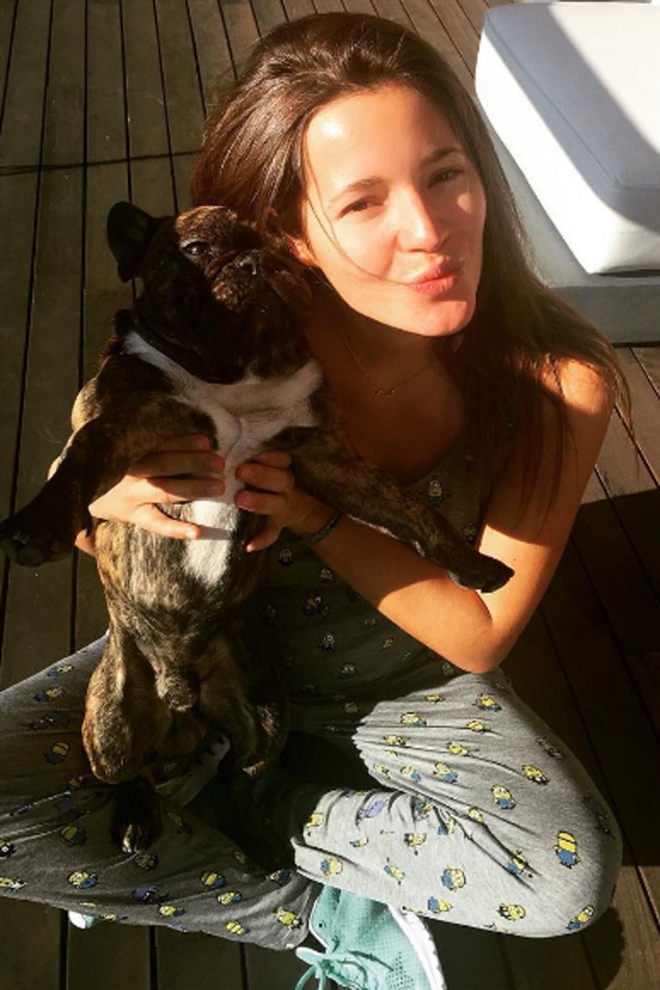 Malena Costa, sin maquillar y con su perrito