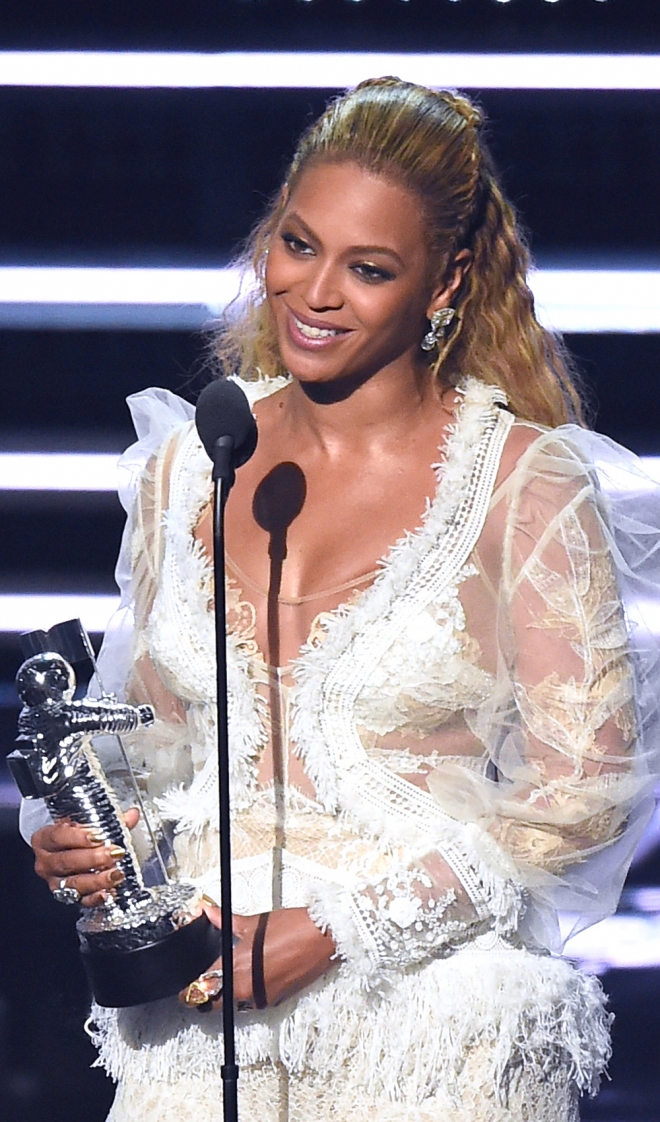 Beyoncé, la novia premiada en los MTV