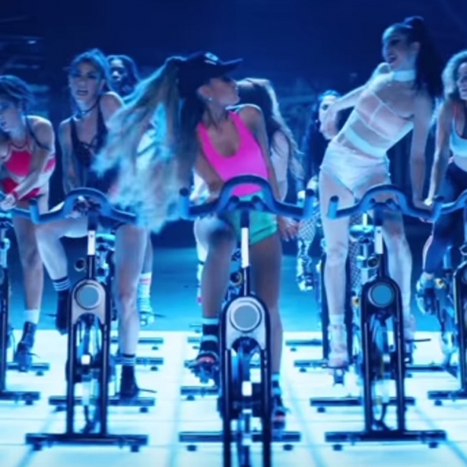Universidad Romper Bolos Todas somos Ariana Grande haciendo spinning en Side to Side