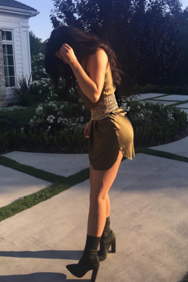 Tendencias de moda de Kylie Jenner: vestido lencero y botines