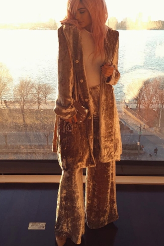 Tendencias de moda de Kylie Jenner: total look de terciopelo