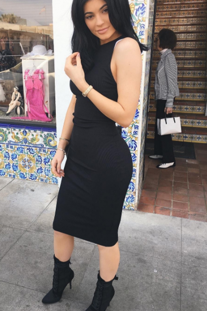 Tendencias de moda de Kylie Jenner: vestidos midi ajustados