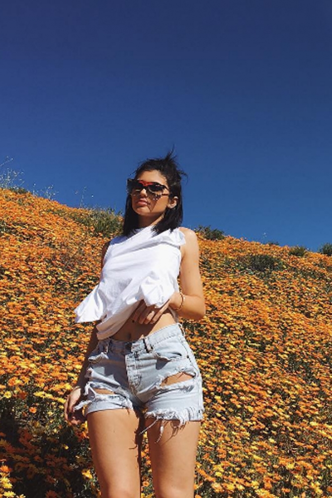 Tendencias de moda de Kylie Jenner: shorts vaqueros rotos