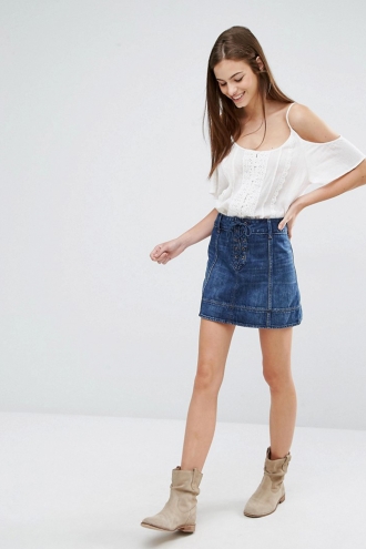 Una mini falda vaquera oscura de ASOS para triunfar