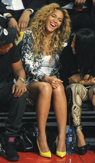 Looks NBA de Beyoncé: minivestido y zapatos de colores