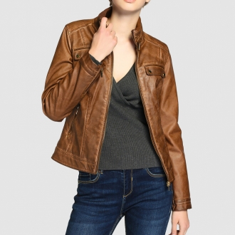 Look Gigi Hadid: Cazadora biker