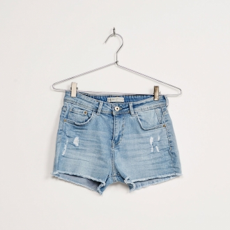 Look Gigi Hadid: Short denim