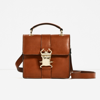 Look Gigi Hadid: Bolso bandolera