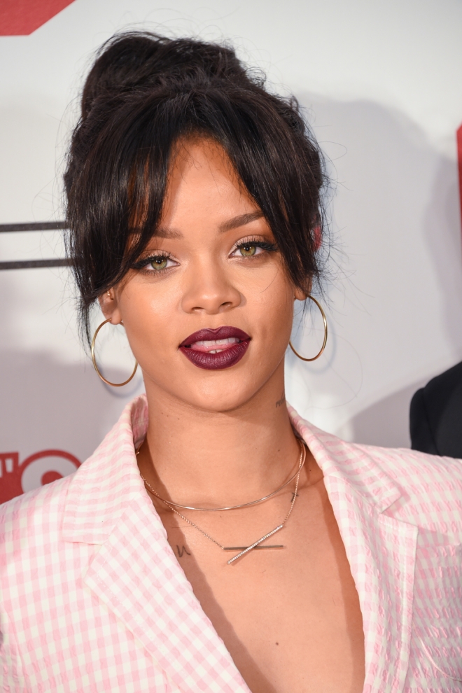 Los labios mate en color vino de Rihanna