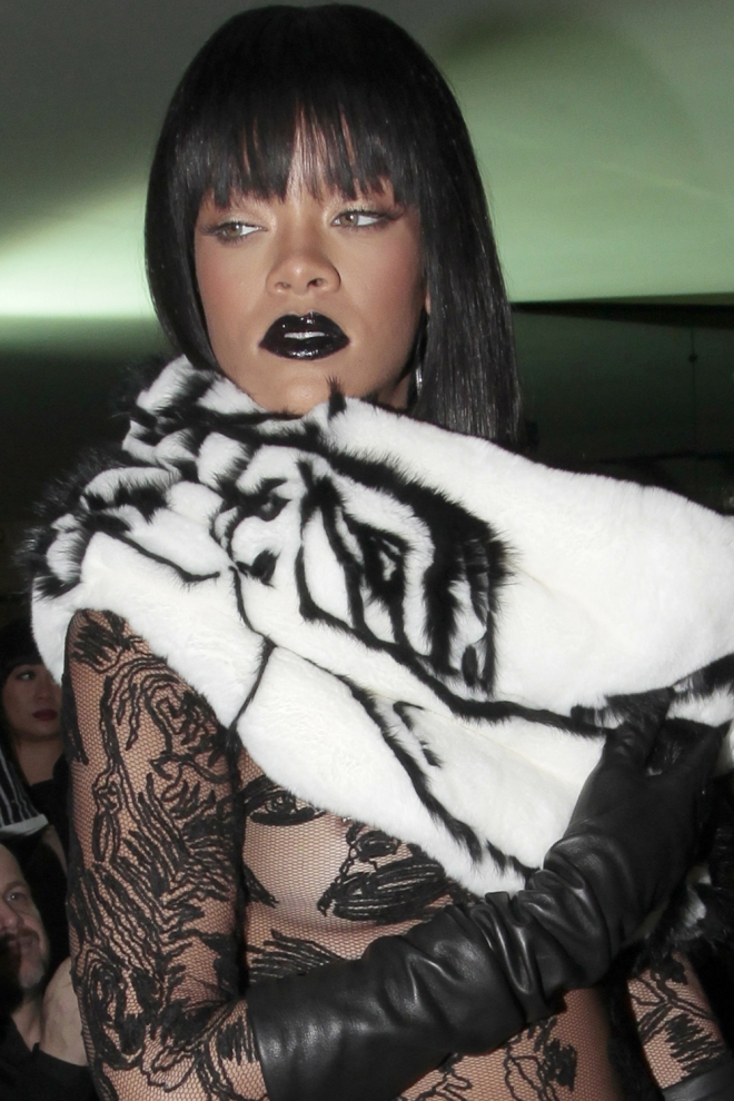 Los labios en negro de Rihanna, muy sexys