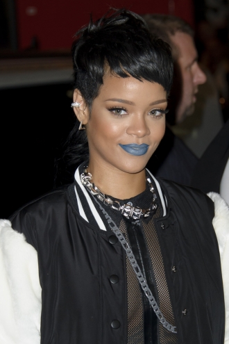 Rihanna también se atreve con los labios en azul