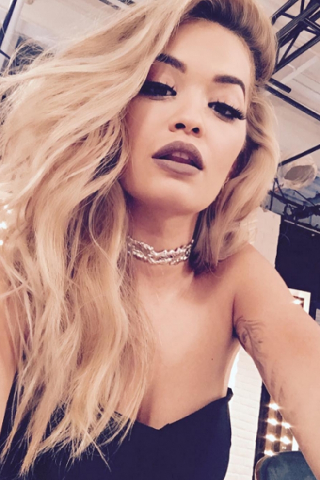 Los 90 en la moda: el collar choker de Rita Ora