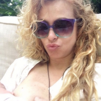 Lactancia materna: Paulina Rubio, una mamá muy feliz