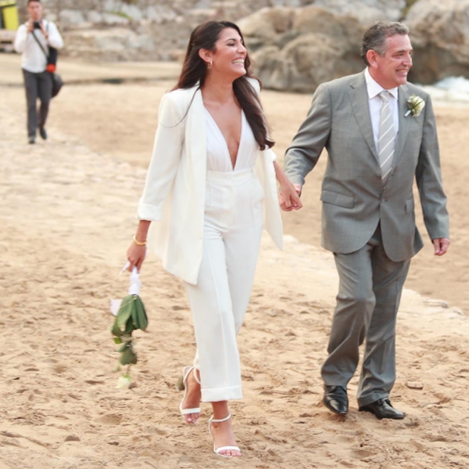 Alba, sonriente de la mano de su padre