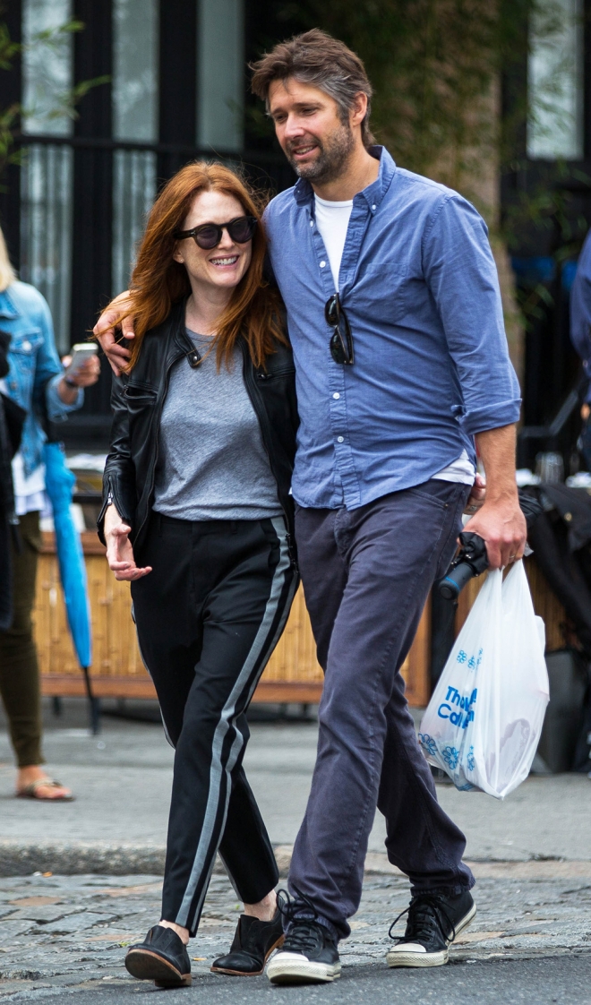 Julianne Moore y Bart Freundlich, todo sonrisas