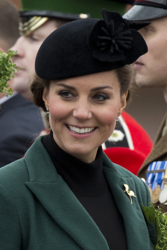 Kate Middleton y su tocado negro, para invitadas diferentes