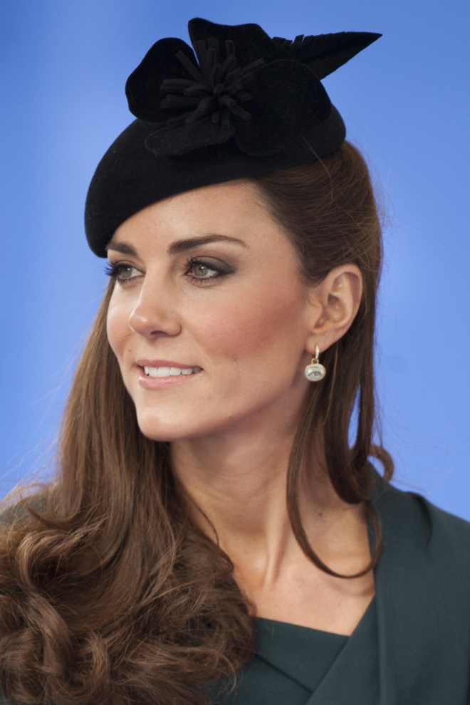 Otro tocado en negro para Kate Middleton, para invitadas arriesgadas