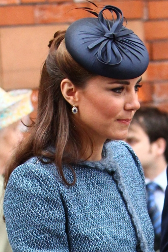 Un tocado azul, gran básico para las invitadas de boda como Kate Middleton