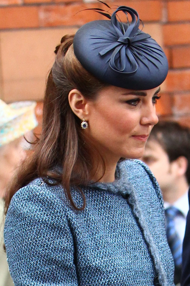 Un tocado azul, gran básico para las invitadas de boda como Kate Middleton