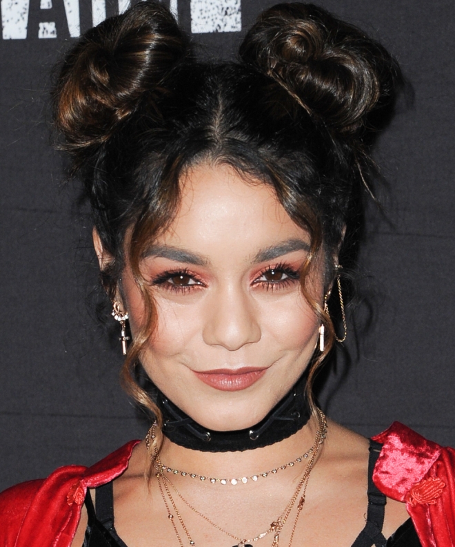 Vanessa Hudgens, choker multi-collar