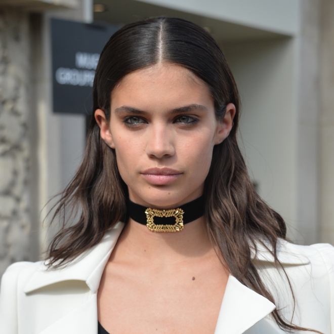 Sara Sampaio, collar a la moda