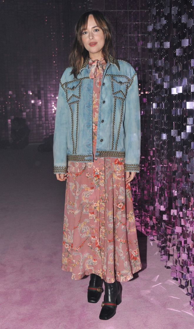 Dakota Johnson, total look country