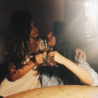 El brindis del amor de Aida Domenech y Alba Paul