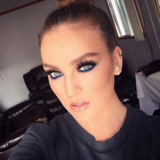 Perrie, divina con su maquillaje de ojos azul