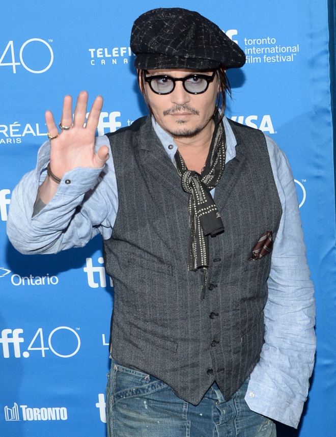 Famosos con gafas: Johnny Depp, mil colores