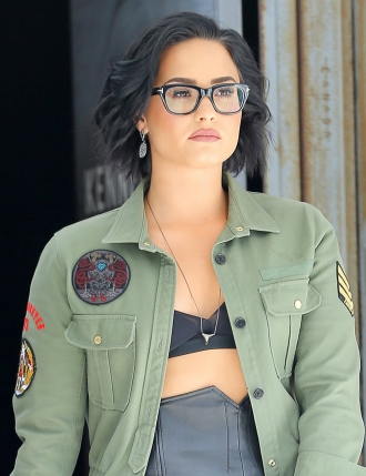 Famosos con gafas: Demi Lovato, siempre conjuntada