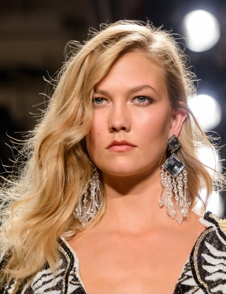 Peinados para maxi pendientes: Melena con raya a medio lado