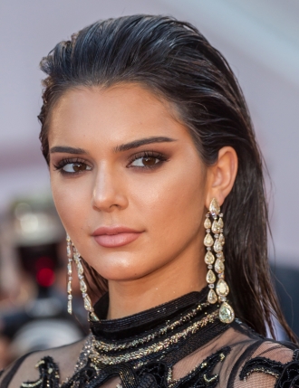 Peinados para maxi pendientes: Melena wet