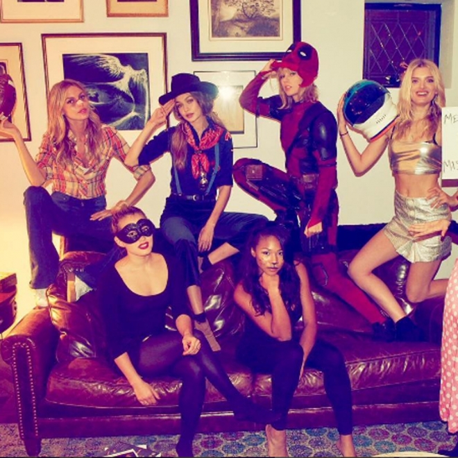 El squad de Taylor Swift en Halloween